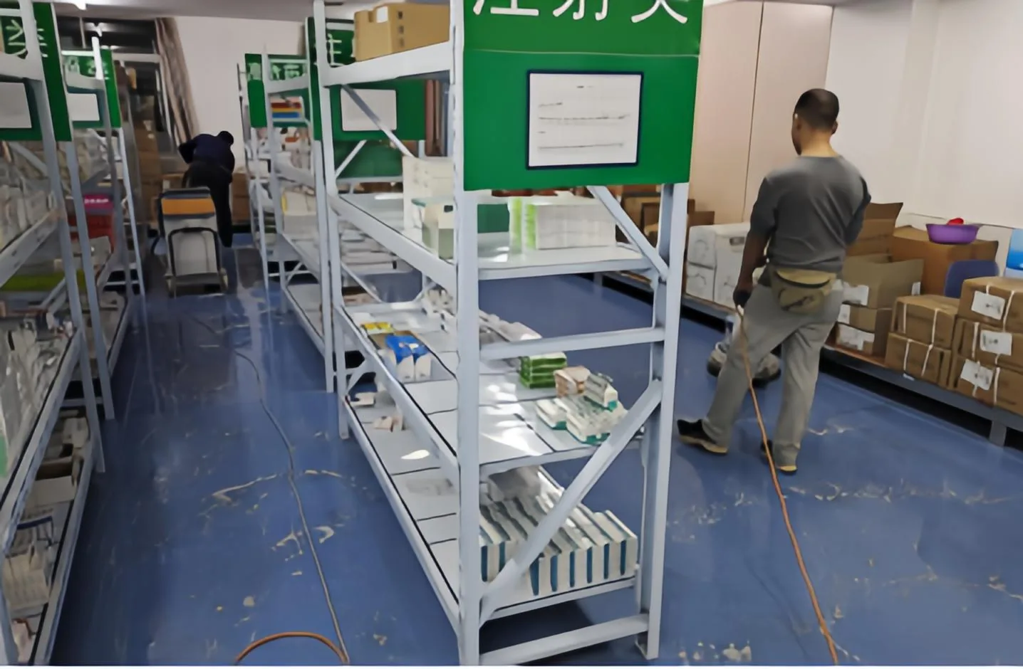 PVC地板翻新前的破损与划痕
